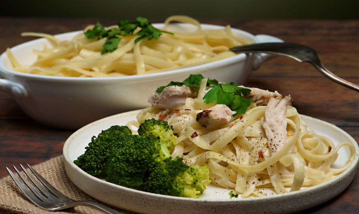 Creamy feffuccine with broccoli and chicken