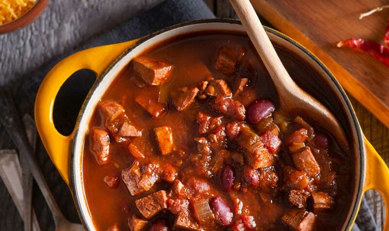 Chili with chicken, beef, and tomato sauce