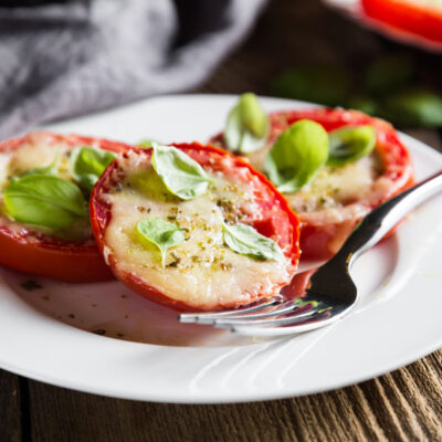 Grilled tomatoes with mozzarella