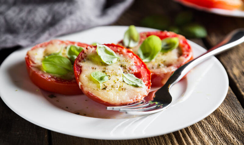 Grilled tomatoes with mozzarella