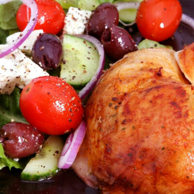 Greek chicken with tomatoes, cucumber, onions and feta